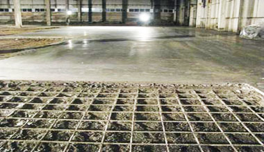 Фото заливки подготовительного слоя промышленного пола  из бетона М100