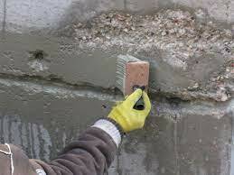 покрытие бетонной стены упрочняющей пропиткой